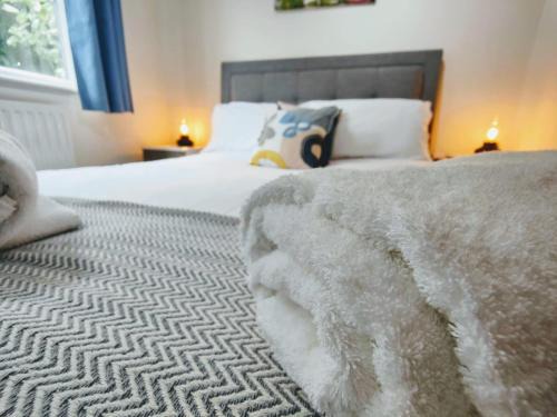 Eastleigh House | CEDAR HOUSE - Family-Friendly 4-Bedroom Retreat with Wifi
