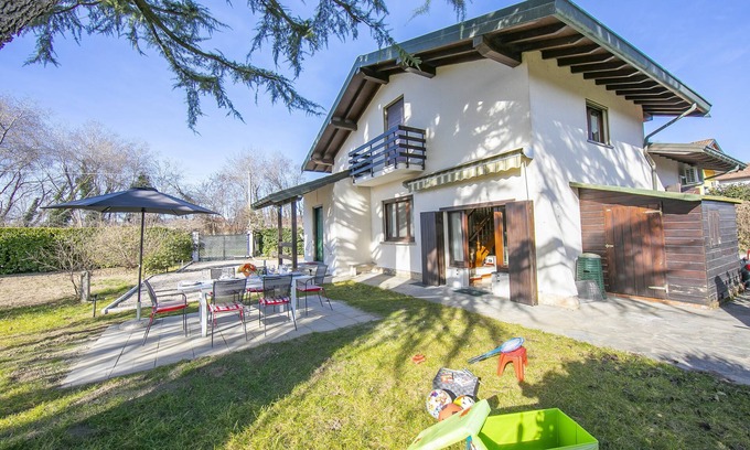 Angera House | Inviting Cedar House Villa Near Lake, Angera, Italy
