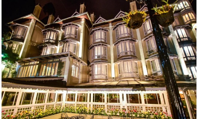 Darjeeling Hotel | Discover Cedar Inn: Family-Friendly with Top Amenities