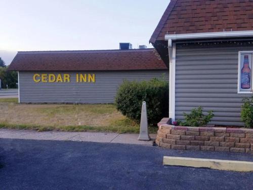 Cavalier Hotel | Pet-Friendly Cedar Inn Motel with Pool and Restaurant