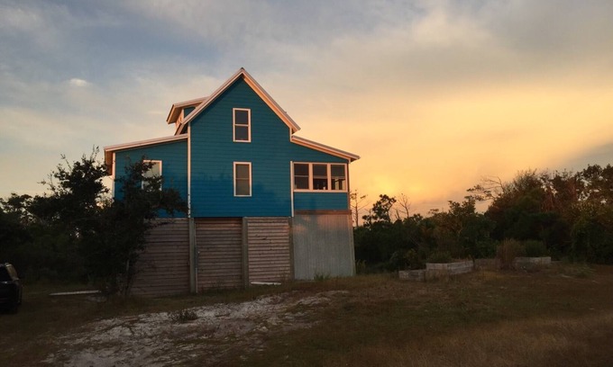 Cedar Island Cottage | Idyllic Cedar Island Cottage Steps from the Beach