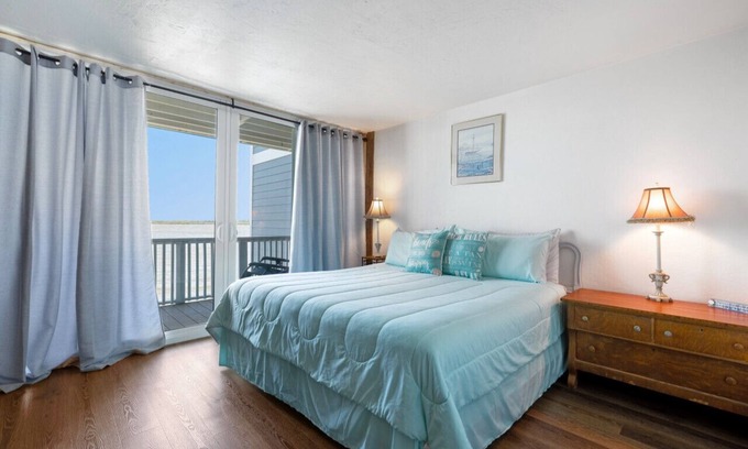 Cedar Key Villa | Oceanfront Cedar Key Breeze Townhouse with Exceptional Amenities