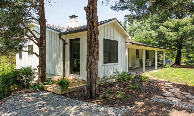 Middleburg Cottage | Idyllic Cedar Lane Cottage with Pool and Spa Amenities