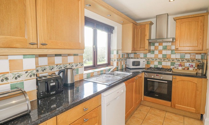 St Wenn Cottage | CEDAR LODGE: Family-Friendly Cottage with Pool & Spa