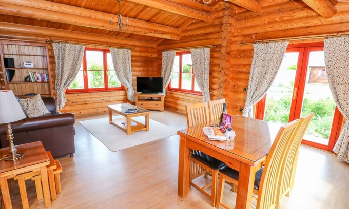 Castle Bytham Cottage | Discover Cedar Lodge: Family-Friendly with Pool & Spa
