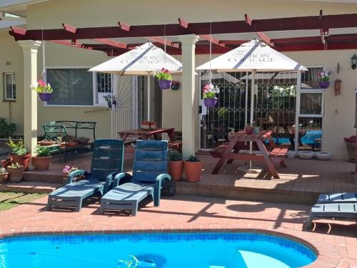 Robertson House | Relaxing Cedar Lodge Guest House with Pool and Hot Tub