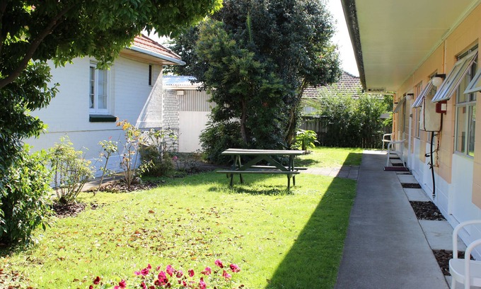 Hamilton North Hotel | Cozy Cedar Lodge Motel in Hamilton with Family Amenities