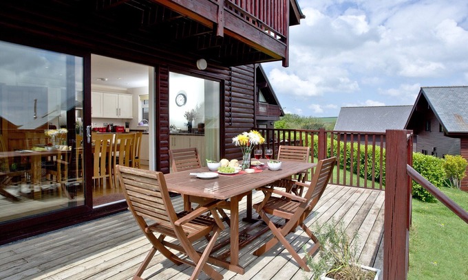 Winnard's Perch Ski Chalet | Family-Friendly 4 Bedroom Retreat in St Columb with Pool