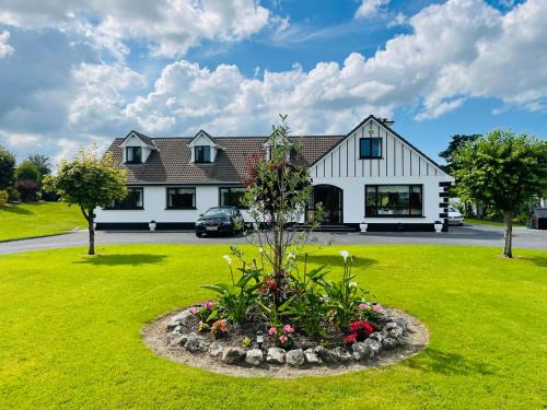 Gort Bed & Breakfast | Family-Friendly Cedar Lodge: Guest Rated 9.4/10