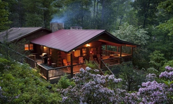 Highlands Cabin | Cozy Cedar Log Cabin with Hot Tub & Fireplace, Rated 9.8