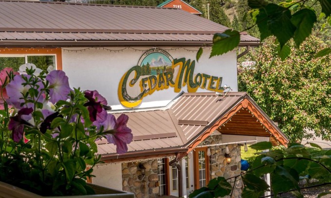 East Kootenay Hotel | Eco-Friendly Cedar Motel: Family Retreat with Hot Tub