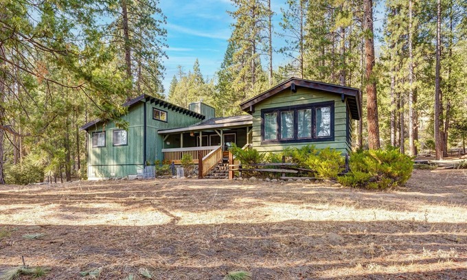 North Wawona Cabin | Experience Cedar Nest: Family-Friendly with Spa & Breakfast
