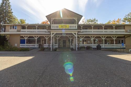 Prudenville Resort | Scenic Cedar Oaks Lakeside Resort with Ocean View Amenities