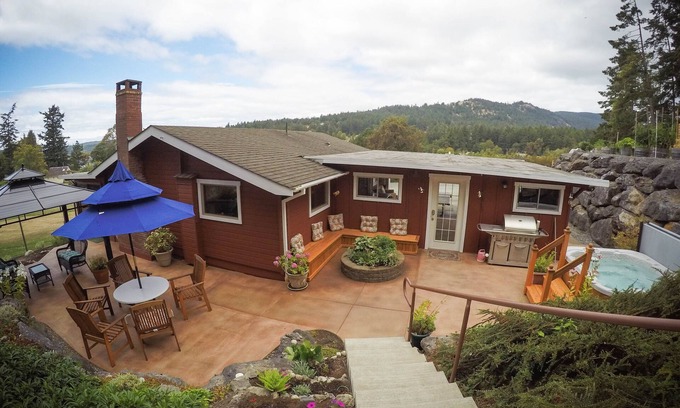 West Sound House | Idyllic Cedar Orchard Cabin: Oceanfront Retreat with Spa