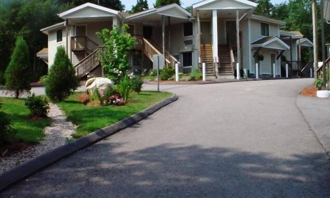 North Stonington Hotel | Relax at Cedar Park Whirlpool Suites with Family-Friendly Amenities