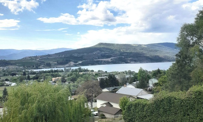 Central Okanagan House | Cedar Post and Beam in the heart of Okanagan Wine Country. Pets OK.