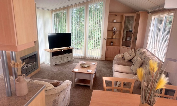 Skegness Cabin | Cedar Retreat Southview - Sleeps 6, Wi-Fi & Garden