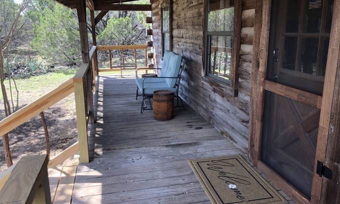 Granbury Cabin | Pet-Friendly Cedar Ridge Log Cabin with Spa & Hot Tub