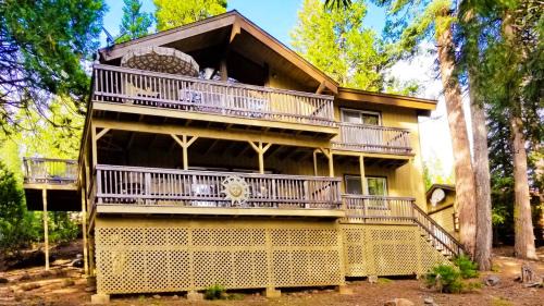 Lake Almanor Country Club House | Relaxing Cedar Ridge Retreat on Lake Almanor with Pool