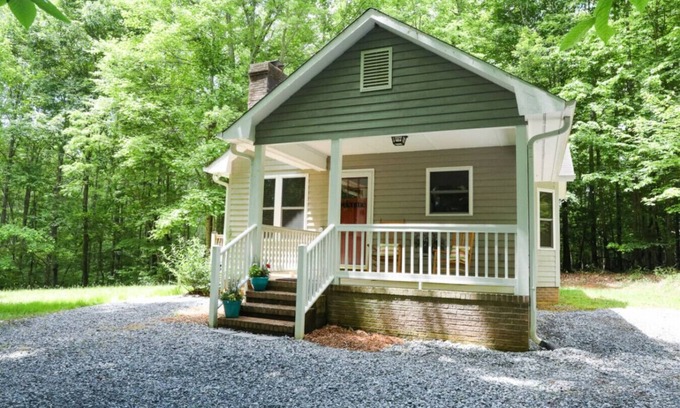 Peters Creek Cottage | Secluded Cedar Run Cottage: Ideal Romantic Getaway