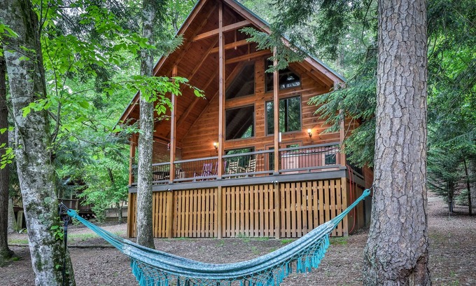 Ellijay Cabin | Riverfront Retreat: Hot Tub, Pet-Friendly & 10/10 Rated