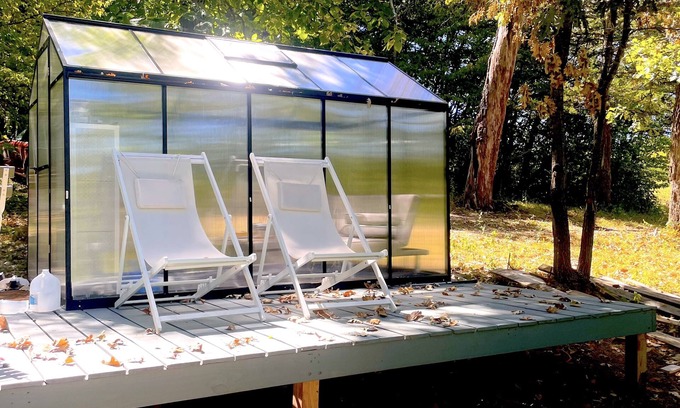 Decorah Apartment | Idyllic Blufftop Greenhouse Retreat with Ocean Views