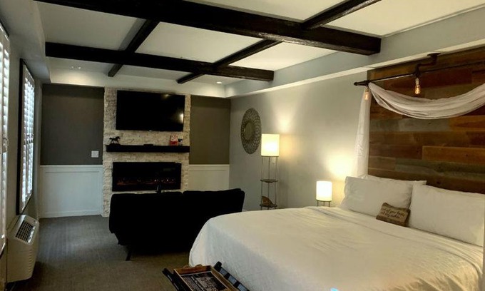 Sandusky Hotel | Cozy Cedar Stables Inn & Suites with Breakfast Included