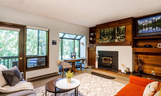 Deming House | Cedar Suite at Snowater - 4-Star Family & Pet-Friendly Retreat