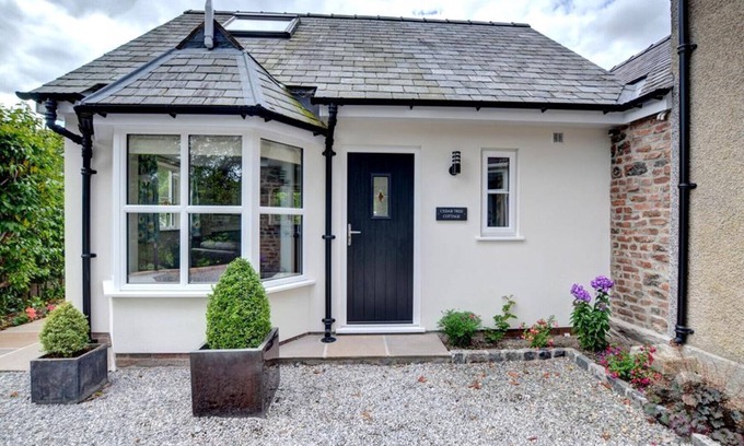 Ruthin House | Cozy Cedar Tree Cottage - One Bedroom House for Two