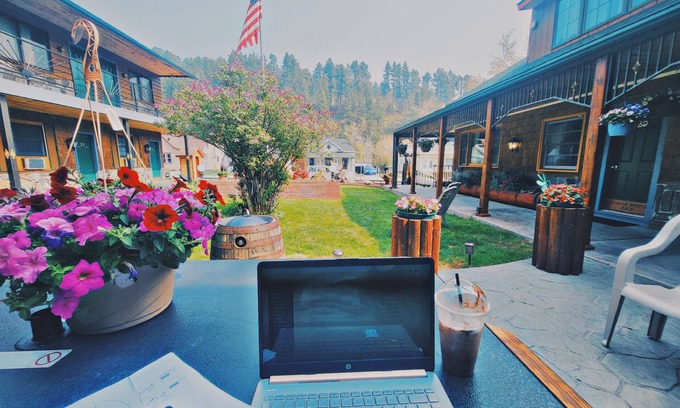 Deadwood Hotel | Inviting Cedar Wood Inn: Family-Friendly with Breakfast Included