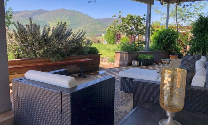 Ashland House | Escape to Cedar Wood Mountain View Retreat with Spa & Hot Tub