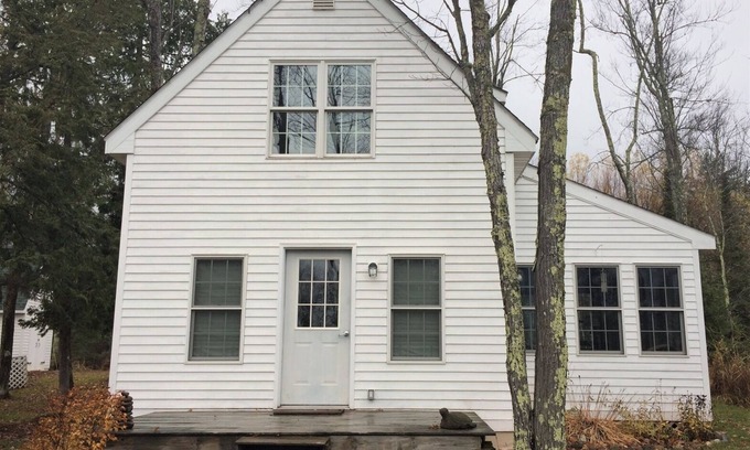 La Pointe House | Experience Cedarberry Bluff: Cozy Cottage with Lake Views!