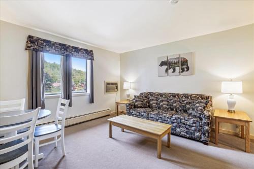 West Bridgewater Hotel | Elegant Cedarbrook Suite with Outdoor Heated Pool Awaits