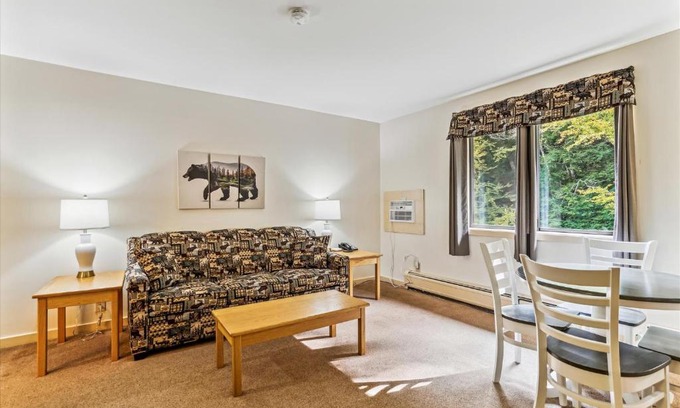 West Bridgewater Hotel | Relaxing Cedarbrook One Bedroom Suite with Pool Access