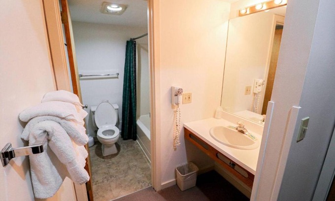 West Bridgewater Hotel | Cozy Cedarbrook Two Double Bed Room with Pool & Hot Tub