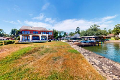 Walden on Lake Conroe House | Family-Friendly CedarGrove Hideaway with Pet Amenities
