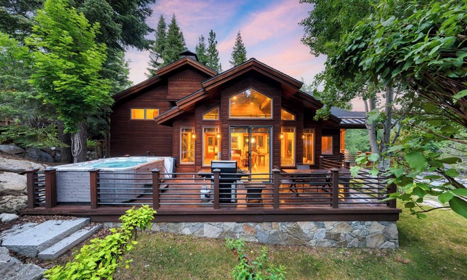 Olympic Valley Cottage | Cedars at Palisades by Avantstay Hot Tub, Resort Access, and Mountain Views