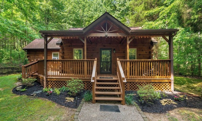 Birdseye Cabin | Relaxing Cedars Edge Cabin at Patoka Lake with Park Pass