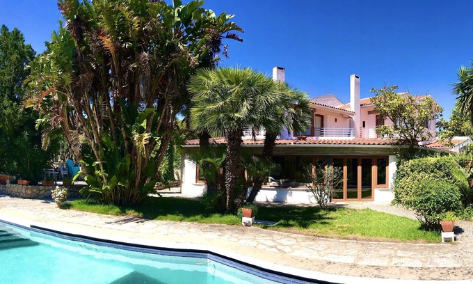 Costa de Caparica Villa | Cedars Guest House: Oceanfront Retreat Near Lisbon