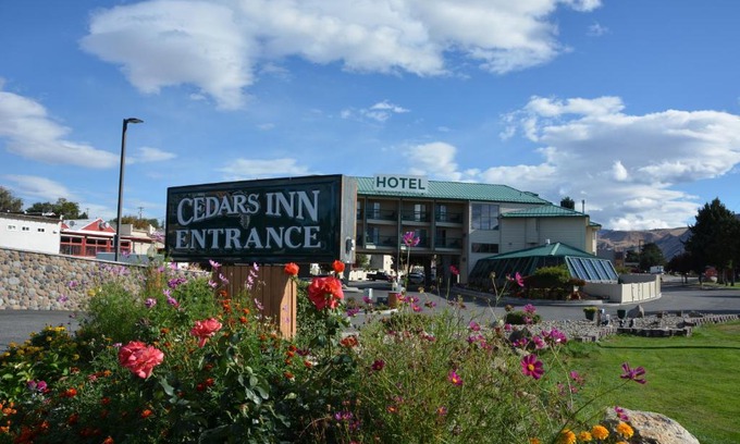 Monitor Hotel | Pet-Friendly Retreat at Cedars Inn with Ocean Views