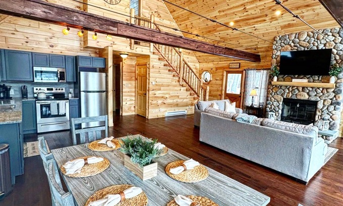 West Oneonta Cabin | Experience Cedars Log Home: New Lakefront with Kayaks!