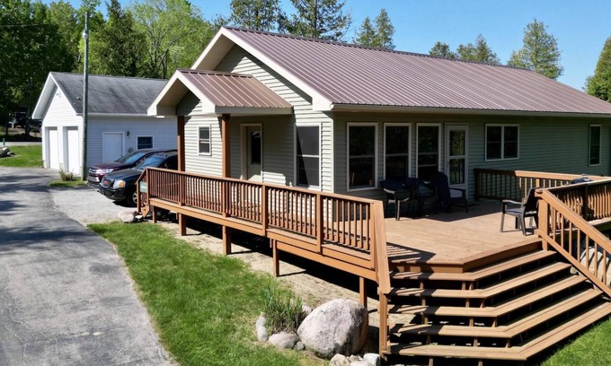 Drummond House | Relax at Cedarside @ Captain's Cove on Drummond Island
