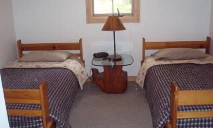 Mears House | Beachside Cedarwood Cabin: Pet-Friendly & Family Fun Awaits!