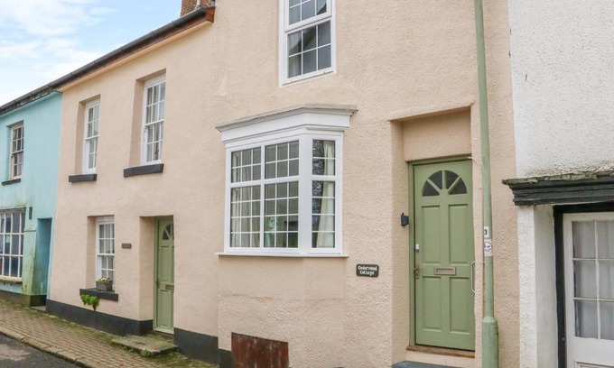 Broadwoodkelly House | Inviting Cedarwood Cottage: 4-Star, Pet & Child Friendly