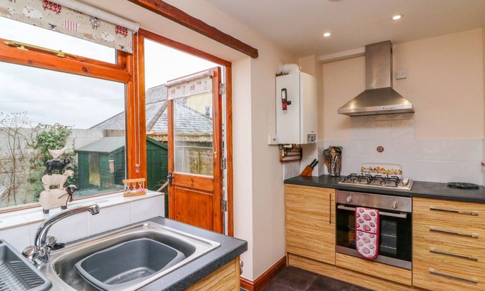 Broadwoodkelly Cottage | Cozy Cedarwood Cottage: Ideal for Families and Pets
