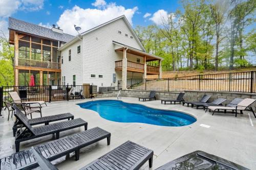 Ridgedale House | Discover Cedarwood Farmstead: Pet-Friendly Family Escape