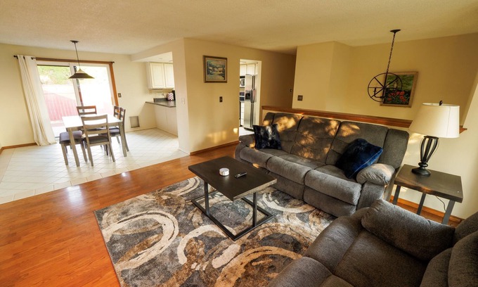 Mount Vernon House | Family-Friendly Cedarwood Manor: A Home Away from Home!