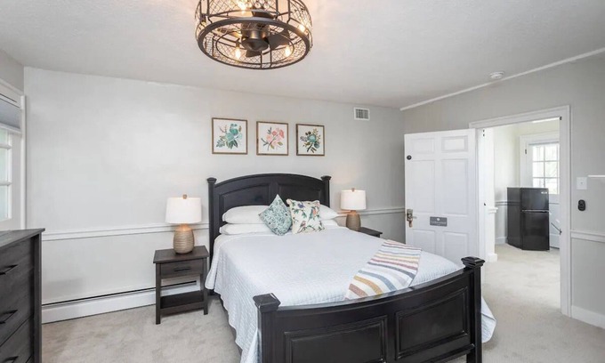 Harrisonburg Apartment | Cozy Cedarwood Suite at By the Side Of the Road Inn
