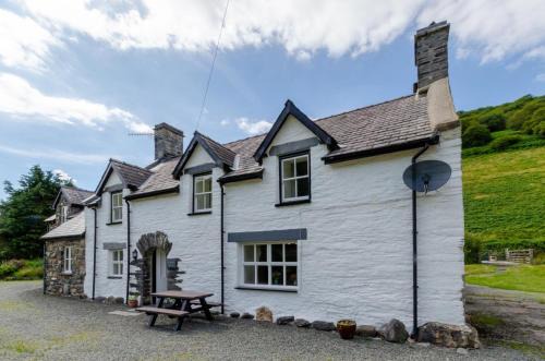 Tywyn House | Family-Friendly Retreat at Cedris with Perfect 10/10 Rating