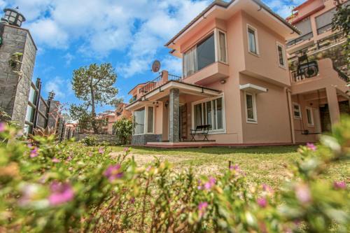 Bhagtpura Apartment | Discover Ceedar Cottages: Pet-Friendly Retreat with Breakfast